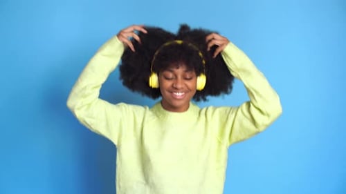 Fröhliche schwarze Frau, die Musik hört