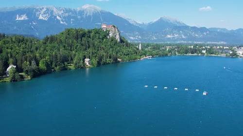 Insel mit Kapelle am Bleder See in Slowenien