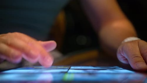 Modernes Tech-Gerät, heller Bildschirm, Hintergrund kopieren, männliche Suche auf dem Tablet schließen