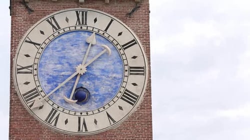 Tour de l'horloge de Torre Vissara à Vicence, Vénétie, Italie.