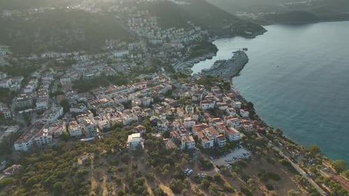 Vue aérienne de la ville de Ka dans la région d'Antalya avec un grand port de plaisance et des vues panoramiques sur les yachts