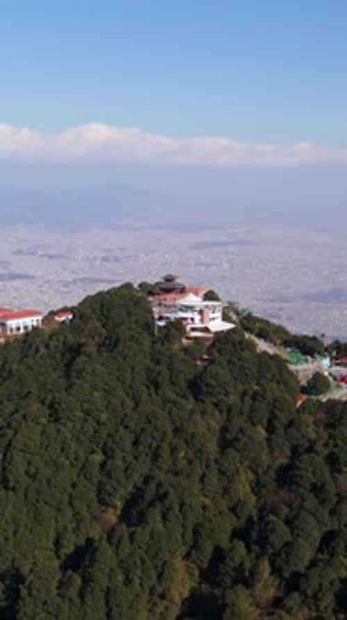 Drone vertical filmé au-dessus de la colline de Chandragiri, sous le soleil de Katmandou, au Népal