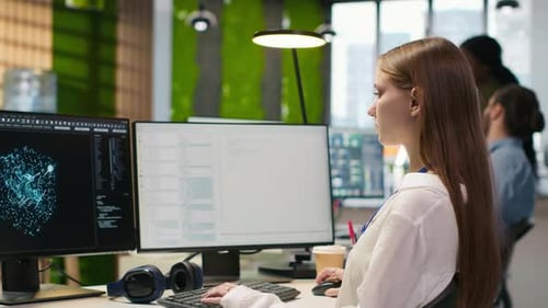 Technikerin testet generative KI-Algorithmen für maschinelles Lernen bei der Arbeit