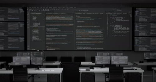 Código de programação em vários monitores e desktops mostrando o banco de dados em um centro de controle e segurança