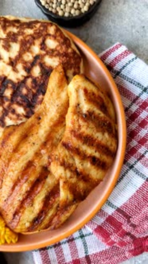 Dajaj Mashwi, un plat arabe avec du riz et du poulet, du sel et des épices. Dajaj Mashwi
en arrière-plan