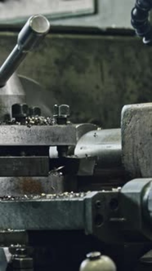 Mecanizado de metales de precisión en torno industrial en taller