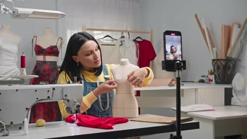 La costurera graba un vídeo tutorial en su teléfono en el que explica en detalle todas las complejidades