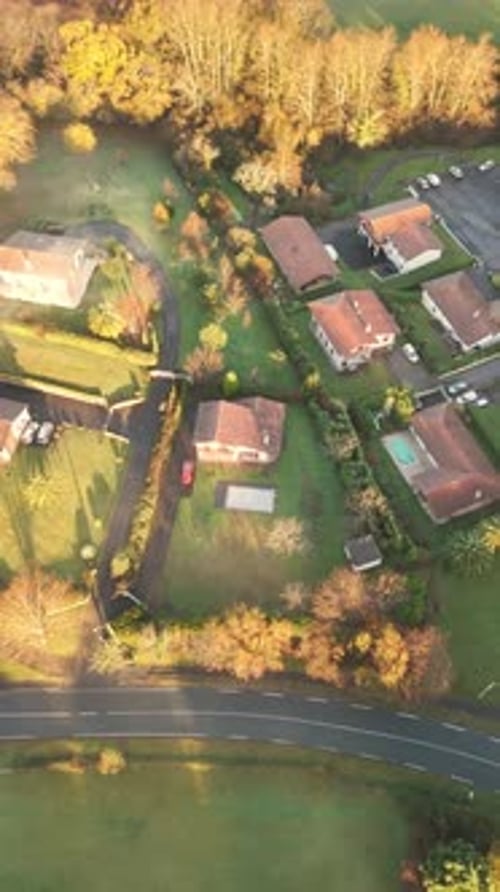 Vista aérea de casas tradicionales y exuberante vegetación, Francia.