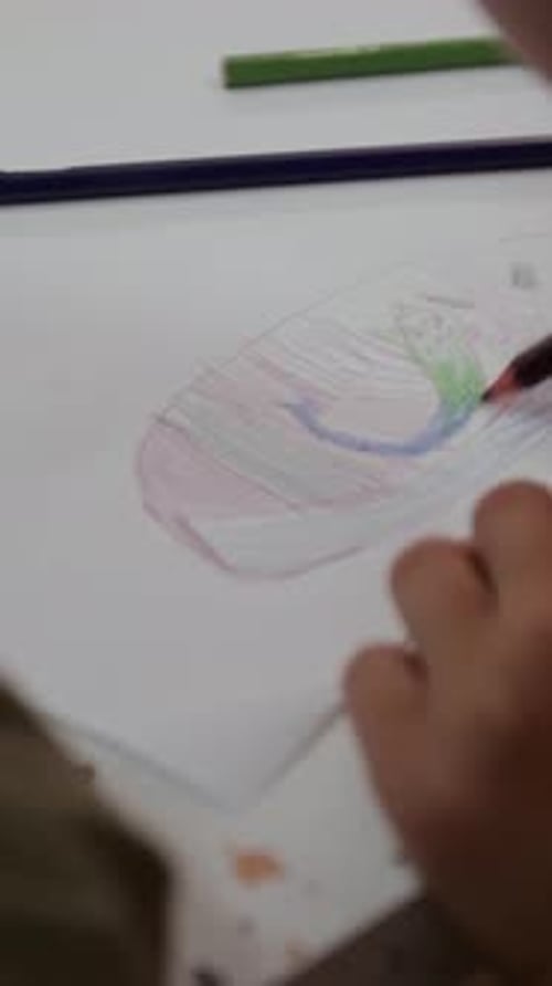 Vertical d'enfants ayant un cours de dessin à table