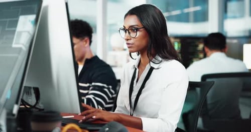 Entreprise, femme et développeur sur ordinateur au bureau pour la recherche, la programmation et la mise à jour logicielle