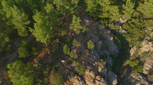 Vue aérienne Deux amis posent au bord d'un majestueux canyon en Turquie