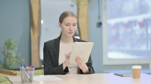 Femme d'affaires utilisant une tablette numérique, naviguant sur Internet