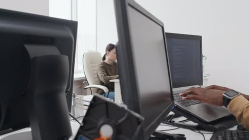 Arbeitstag im Großraumbüro