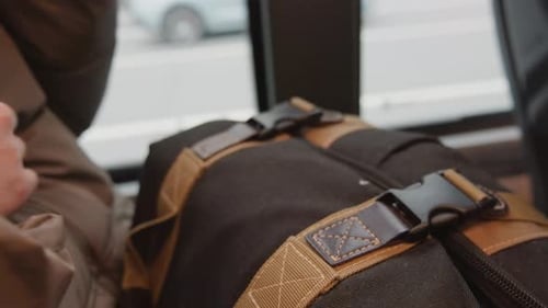 Sangle de sac à dos sécurisée pour femme pendant un trajet matinal paisible, femme ajustant la sangle de son sac à dos