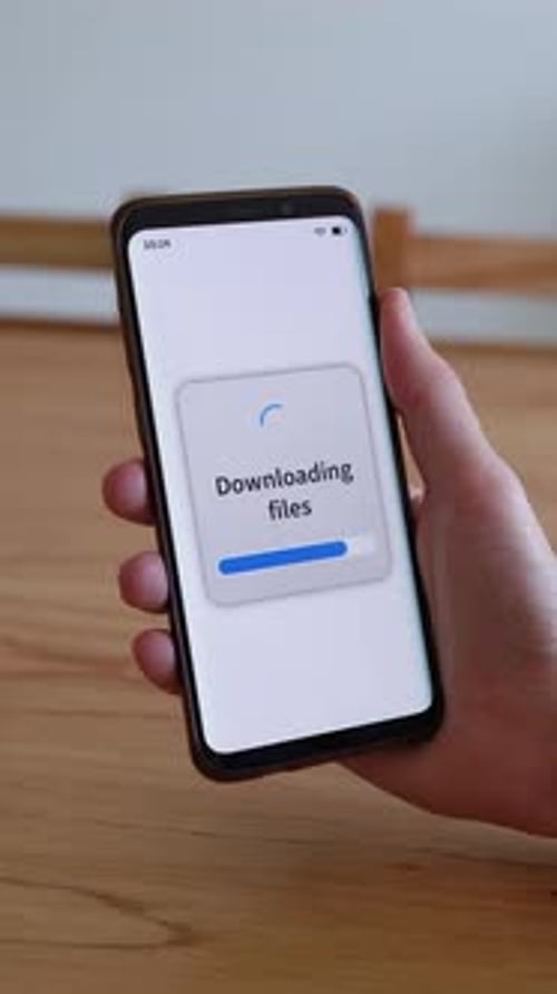 Baixando arquivos no aplicativo do telefone. Conceito de gerenciamento de backup e armazenamento. Tiro vertical.