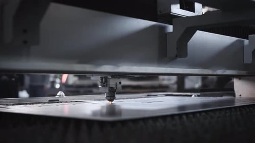 Der Prozess des Schneidens von Teilen aus einem Blech mit einer CNC-Maschine Metalllaserschneiden