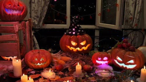 Rotierender orangefarbener Halloween-Kürbis mit geschnitztem Mund, der von innen blinkt