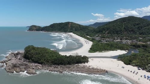 Costado de Camburi y Rivermouth en Praia de Camburí, São Sebastião, estado de São Paulo, Brasil.