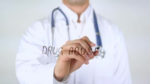 Doktor für Drogenmissbrauch schreibt auf Glas