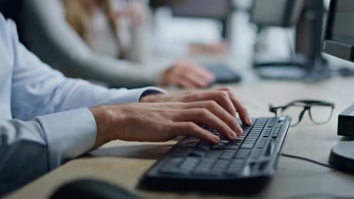 Nahaufnahme der Hände beim Tippen der PC-Tastatur im Büro, Manager, der arbeitet, surft im Internet