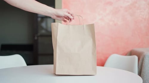 Bolsas de papel sobre mesa blanca