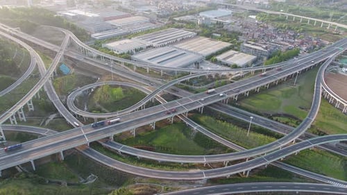 Belebte Verkehrsstraße in der Stadt