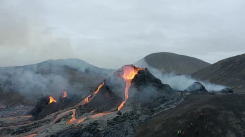 Vue aérienne surplombant un champ de magma fondu et de roche volcanique, en Islande - angle élevé, Drone sh