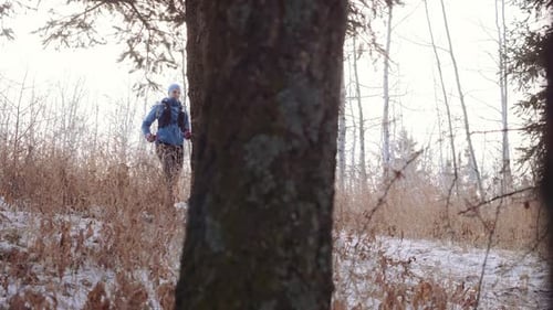 Läuferin Trailrunning im Wald
