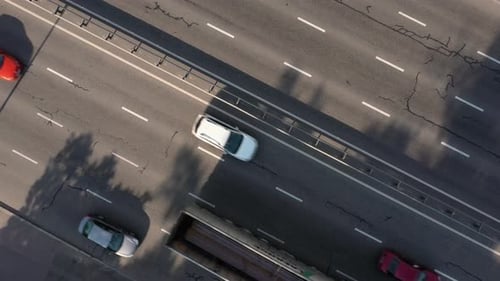 Vue aérienne de dessus de l'autoroute avec circulation automobile modérée