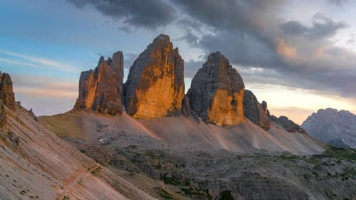 Vue Cinématique Des Montagnes, Des Collines Et De La Belle Nature Dans Les Dolomites, Italie