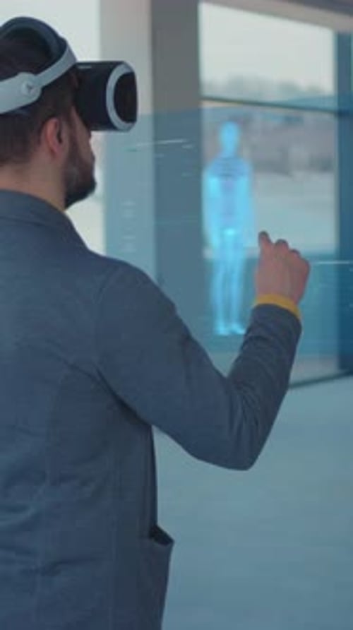 An Immersive Virtual Reality Experience Featuring an Interactive Hologram Technology