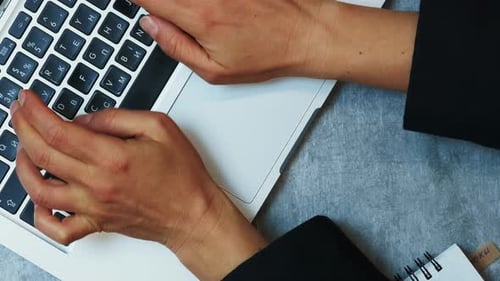 Femme d'affaires travaillant sur un ordinateur portable, tapant une lettre sur le clavier. Vidéo verticale