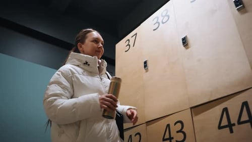 Diverses personnes organisant leurs affaires dans un vestiaire contemporain (groupe de personnes)