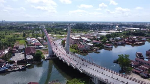 Vue aérienne du pont Sei Alalak situé à Banjarmasin, connu comme le premier pont voûté