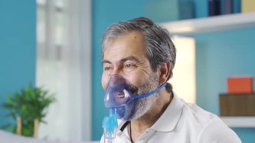 Un homme portant un respirateur se détend. Maladie pulmonaire.