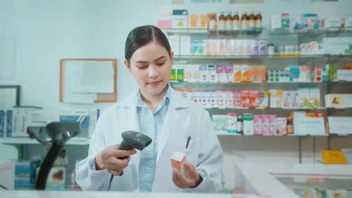 Apothekerin scannt Barcode auf einer Medikamentenbox
