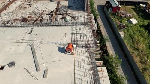Bauarbeiter misst Betongerüst an einer Gebäudekonstruktion Ein Bauarbeiter in Sicherheit