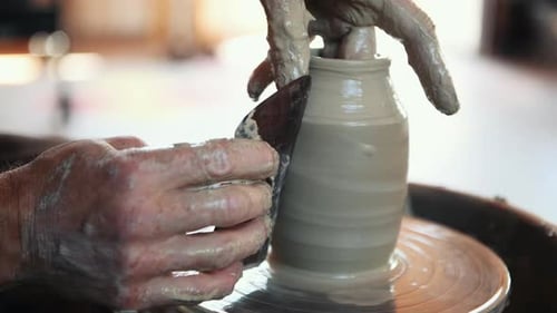 Le céramiste utilise un tour de potier et crée un produit en argile fait main