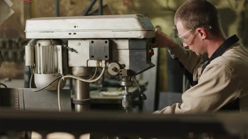 Hersteller betreibt Bohrmaschine im Werk
