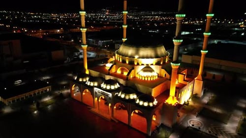 Images d'une mosquée magnifiquement illuminée en soirée