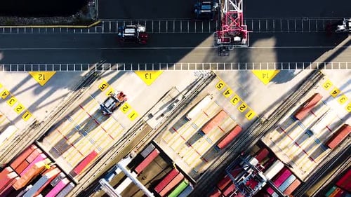 Luftaufnahme des geschäftigen Logistikterminals und des Containerhofs von oben nach unten