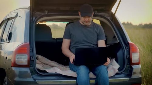 Empresário trabalhando remotamente com computador portátil sem fio digitando laptop e navegando por bate-papo on-line