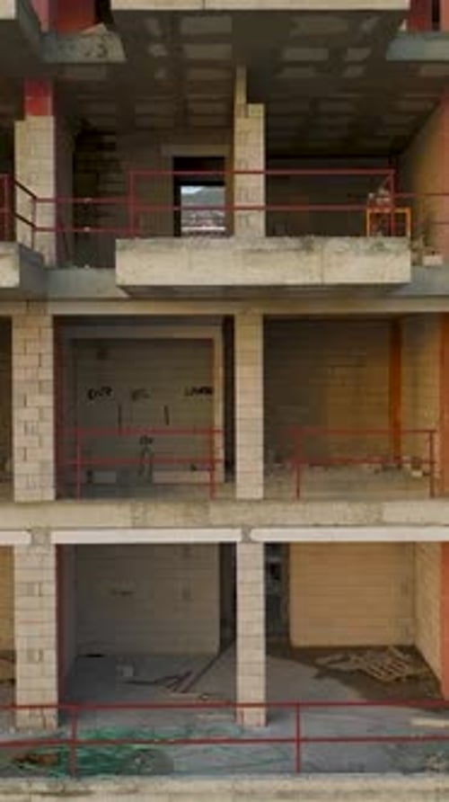 Vídeo vertical: Fachadas aéreas y ventanas de construcción a la altura del cielo