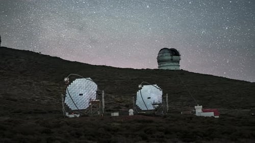 Atemberaubender Blick auf die Observatorien von Roque de los Muchachos mit Sternen am Himmel, Zeitraffer