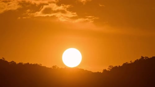 Atemberaubende Schönheit des Sonnenaufgangs im Zeitraffervideo über einem zerklüfteten Bergrücken an einem bewölkten Morgen
