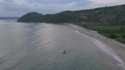 Eine friedliche Luftaufnahme einer tropischen Küste bei Sonnenuntergang