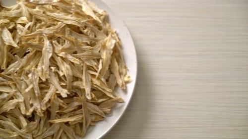 pescado horneado pequeño y crujiente seco