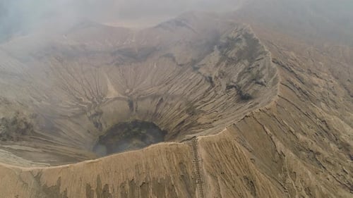 Berglandschaft mit aktivem Vulkan