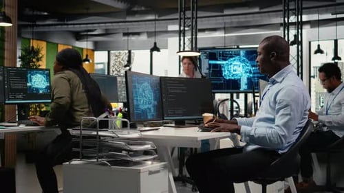 Científicos de datos hacen una lluvia de ideas en la oficina utilizando hardware especializado en IA