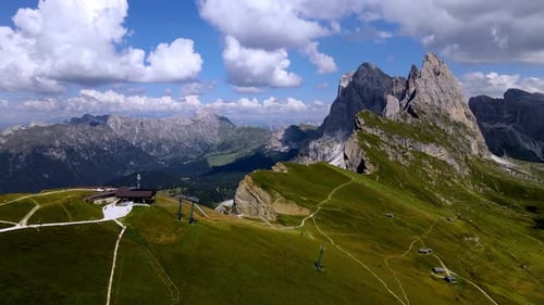 Vues aériennes avec Drone de la chaîne de montagnes SECEDA, PATRIMOINE MONDIAL DE L'UNESCO, dans les Dolomites, en Italie
